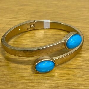 NWOT Chico’s Brass Tone Hammered Metal Hinge Bangle Bracelet Turquoise Stones